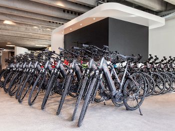 E-Bikes aufgereiht in Vermietstation